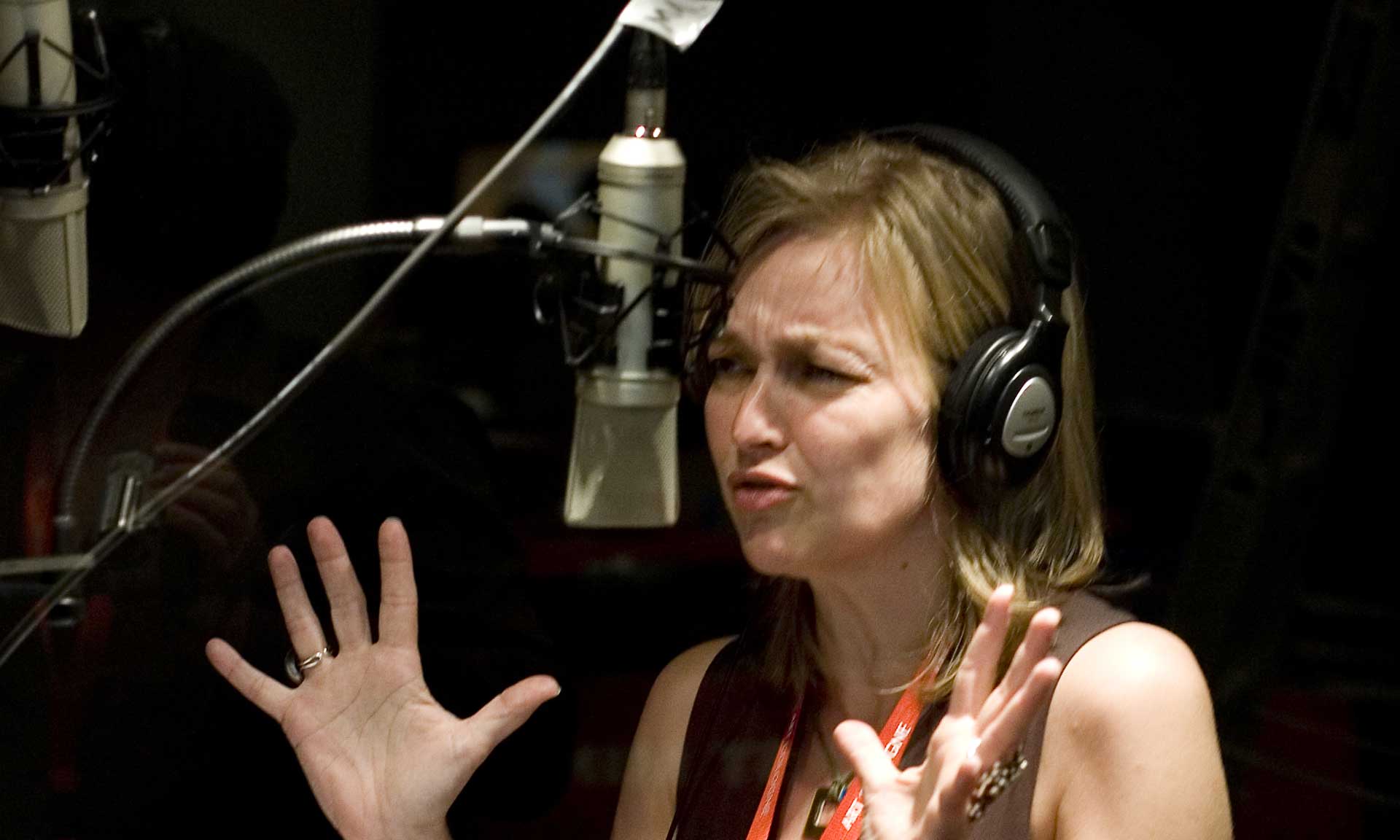 Claudia Dichter im Radiostudio am Mikrofon